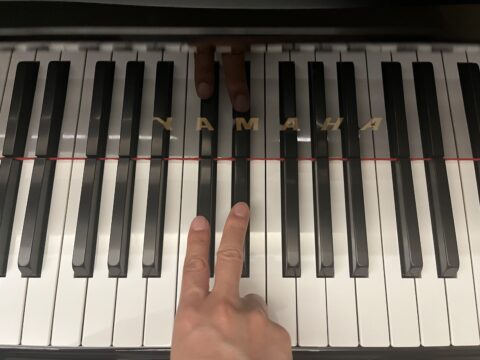 黒鍵に指を2本置く