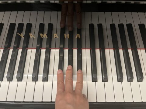 黒鍵に指を3本置く